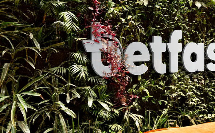 Peça da betfast com a placa da marca na parede do escritório